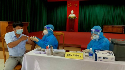 Cô giáo tiêm 2 mũi vắc xin chỉ cách nhau 10 phút, còn muốn tiêm luôn 4 mũi - Ảnh 1. Cô giáo tiêm 2 mũi vắc xin chỉ cách nhau 10 phút, còn muốn tiêm luôn 4 mũi - Ảnh 1.