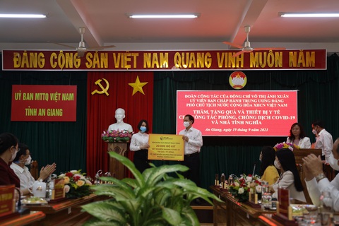 Phó chủ tịch nước tặng 5.000 kit xét nghiệm và 5 nhà tình nghĩa cho An Giang - Ảnh 2. Phó chủ tịch nước tặng 5.000 kit xét nghiệm và 5 nhà tình nghĩa cho An Giang - Ảnh 2.
