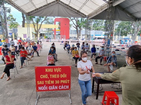 Bình Dương bắt đầu tiêm 1 triệu liều vắc xin Sinopharm - Ảnh 7. Bình Dương bắt đầu tiêm 1 triệu liều vắc xin Sinopharm - Ảnh 7.