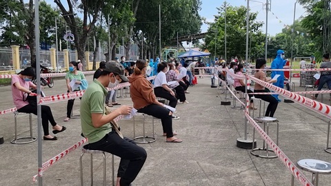 Bình Dương bắt đầu tiêm 1 triệu liều vắc xin Sinopharm - Ảnh 3. Bình Dương bắt đầu tiêm 1 triệu liều vắc xin Sinopharm - Ảnh 3.
