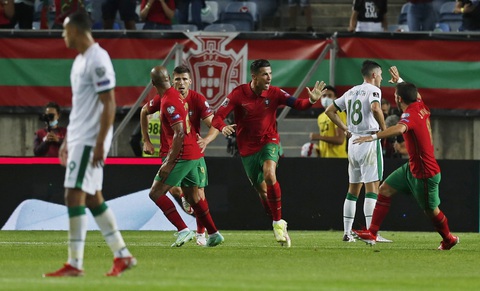 Ronaldo lập kỷ lục ghi bàn mới, Bồ Đào Nha lội ngược dòng nghẹt thở trước CH Ireland - Ảnh 3. Ronaldo lập kỷ lục ghi bàn mới, Bồ Đào Nha lội ngược dòng nghẹt thở trước CH Ireland - Ảnh 3.