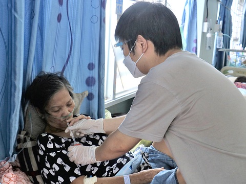 Cuộc chiến của các F0 - Kỳ 3: F0 nén đau thương, ở lại bệnh viện chăm mẹ, giúp người - Ảnh 1. Cuộc chiến của các F0 - Kỳ 3: F0 nén đau thương, ở lại bệnh viện chăm mẹ, giúp người - Ảnh 1.