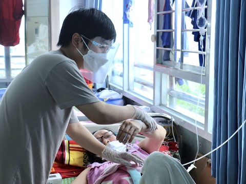 Cuộc chiến của các F0 - Kỳ 3: F0 nén đau thương, ở lại bệnh viện chăm mẹ, giúp người - Ảnh 2. Cuộc chiến của các F0 - Kỳ 3: F0 nén đau thương, ở lại bệnh viện chăm mẹ, giúp người - Ảnh 2.