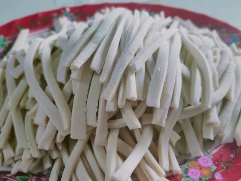 Bánh canh bột mì nấu nước xương ống ăn cùng chả cá - Ảnh 5. Bánh canh bột mì nấu nước xương ống ăn cùng chả cá - Ảnh 5.