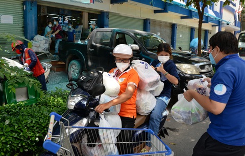 Đi chợ hộ vẫn quá tải, các phường nợ đơn liên tục, nhiều người đuối sức - Ảnh 1. Đi chợ hộ vẫn quá tải, các phường nợ đơn liên tục, nhiều người đuối sức - Ảnh 1.