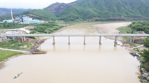 Thêm cây cầu Nông Sơn nối đôi bờ sông Thu Bồn - Ảnh 4. Thêm cây cầu Nông Sơn nối đôi bờ sông Thu Bồn - Ảnh 4.