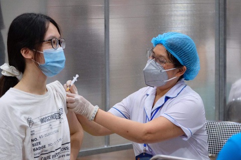 Chả nhẽ tiêm 2 mũi vắc xin xong rồi cũng... nằm nhà? - Ảnh 1. Chả nhẽ tiêm 2 mũi vắc xin xong rồi cũng... nằm nhà? - Ảnh 1.