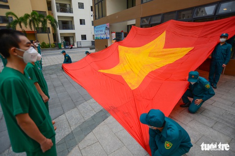 Lễ chào cờ đặc biệt tại Bệnh viện dã chiến sáng 2-9 - Ảnh 4. Lễ chào cờ đặc biệt tại Bệnh viện dã chiến sáng 2-9 - Ảnh 4.