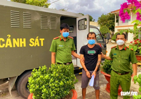 Khởi tố kẻ dùng dao đâm thiếu tá công an - Ảnh 1. Khởi tố kẻ dùng dao đâm thiếu tá công an - Ảnh 1.