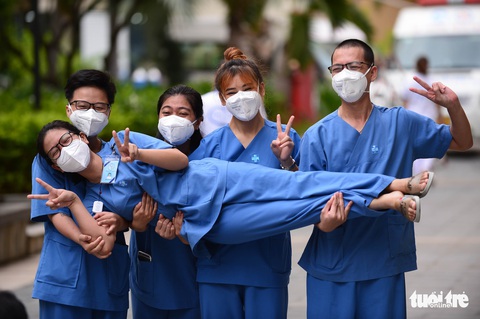 Lễ chào cờ đặc biệt tại Bệnh viện dã chiến sáng 2-9 - Ảnh 8. Lễ chào cờ đặc biệt tại Bệnh viện dã chiến sáng 2-9 - Ảnh 8.