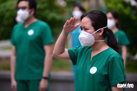 Lễ chào cờ đặc biệt tại Bệnh viện dã chiến sáng 2-9 - Ảnh 6. Lễ chào cờ đặc biệt tại Bệnh viện dã chiến sáng 2-9 - Ảnh 6.
