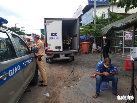 Dán logo xe vận chuyển từ thiện chở người trái phép qua chốt kiểm dịch - Ảnh 1. Dán logo xe vận chuyển từ thiện chở người trái phép qua chốt kiểm dịch - Ảnh 1.