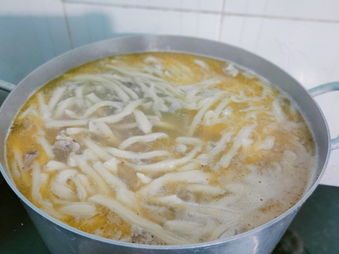 Bánh canh bột mì nấu nước xương ống ăn cùng chả cá - Ảnh 7. Bánh canh bột mì nấu nước xương ống ăn cùng chả cá - Ảnh 7.