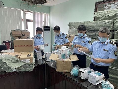 Thu giữ hàng trăm nghìn khẩu trang, đồ bảo hộ y tế có dấu hiệu giả mạo - Ảnh 1. Thu giữ hàng trăm nghìn khẩu trang, đồ bảo hộ y tế có dấu hiệu giả mạo - Ảnh 1.