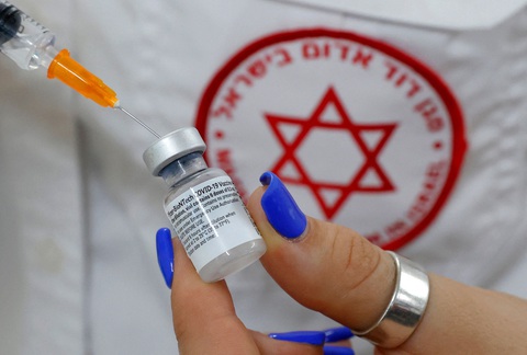 Hãng Pfizer hy vọng có vaccine cho trẻ em từ 5-11 tuổi sớm nhất vào cuối mùa Thu - Ảnh 1. Hãng Pfizer hy vọng có vaccine cho trẻ em từ 5-11 tuổi sớm nhất vào cuối mùa Thu - Ảnh 1.