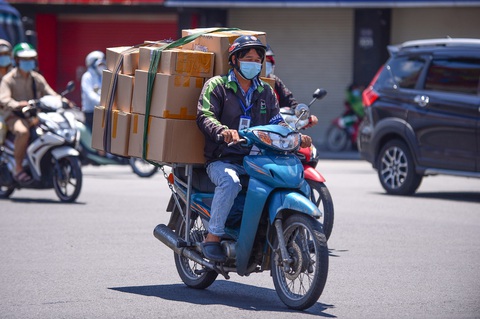 TP.HCM tiếp tục tăng đội ngũ shipper, mở thêm điểm tập kết hàng - Ảnh 1. TP.HCM tiếp tục tăng đội ngũ shipper, mở thêm điểm tập kết hàng - Ảnh 1.