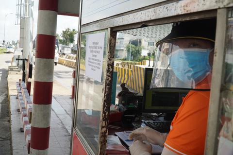 Nhân viên được chích ngừa 100%, trạm thu phí cầu Rạch Miễu hoạt động trở lại - Ảnh 2. Nhân viên được chích ngừa 100%, trạm thu phí cầu Rạch Miễu hoạt động trở lại - Ảnh 2.