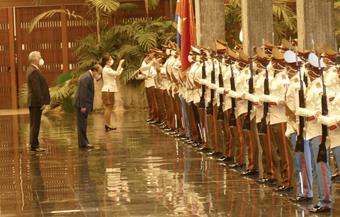 Chủ tịch nước Nguyễn Xuân Phúc: Việt Nam - Cuba đoàn kết, nhất định thắng - Ảnh 4. Chủ tịch nước Nguyễn Xuân Phúc: Việt Nam - Cuba đoàn kết, nhất định thắng - Ảnh 4.