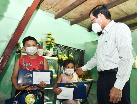 Chủ tịch Phan Văn Mãi: TP.HCM hỗ trợ học tập cho trẻ mồ côi vì COVID-19 đến 18 tuổi - Ảnh 1. Chủ tịch Phan Văn Mãi: TP.HCM hỗ trợ học tập cho trẻ mồ côi vì COVID-19 đến 18 tuổi - Ảnh 1.