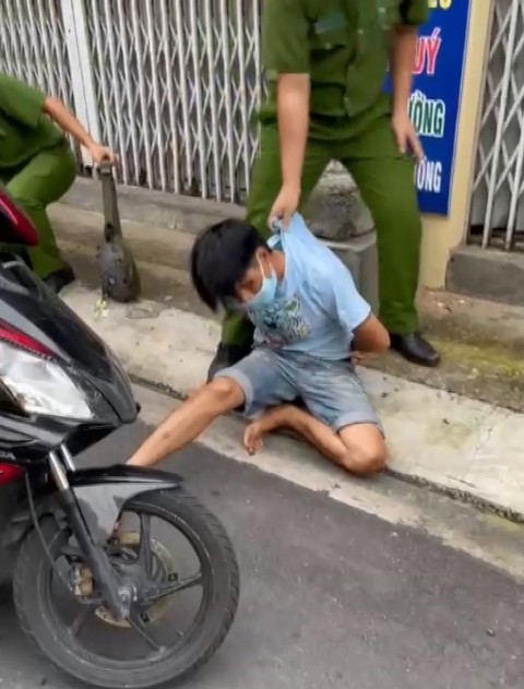 Bị kiểm tra, thanh niên giấu ma túy trong người rút dao đâm công an - Ảnh 1. Bị kiểm tra, thanh niên giấu ma túy trong người rút dao đâm công an - Ảnh 1.