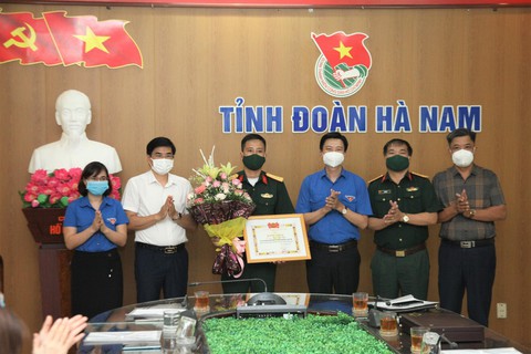Tặng bằng khen cho thượng úy lao xuống sông cứu người - Ảnh 1. Tặng bằng khen cho thượng úy lao xuống sông cứu người - Ảnh 1.