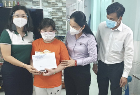 TP.HCM: Tặng thiết bị học trực tuyến cho 369 học sinh khó khăn - Ảnh 1. TP.HCM: Tặng thiết bị học trực tuyến cho 369 học sinh khó khăn - Ảnh 1.