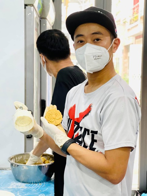 Những chàng trai hớt tóc làm bánh trung thu tặng trẻ em khó khăn - Ảnh 1. Những chàng trai hớt tóc làm bánh trung thu tặng trẻ em khó khăn - Ảnh 1.