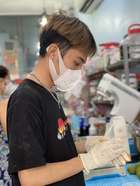 Những chàng trai hớt tóc làm bánh trung thu tặng trẻ em khó khăn - Ảnh 2. Những chàng trai hớt tóc làm bánh trung thu tặng trẻ em khó khăn - Ảnh 2.