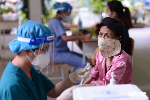 TP.HCM gửi yêu cầu cấp thêm 6 triệu liều vắc xin để tiêm đủ 2 mũi - Ảnh 1. TP.HCM gửi yêu cầu cấp thêm 6 triệu liều vắc xin để tiêm đủ 2 mũi - Ảnh 1.