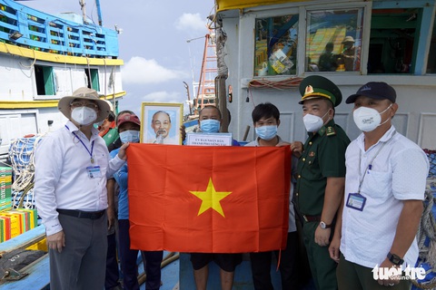 Vũng Tàu: Hàng chục tàu hậu cần ra biển tiếp tế ngư dân - Ảnh 2. Vũng Tàu: Hàng chục tàu hậu cần ra biển tiếp tế ngư dân - Ảnh 2.