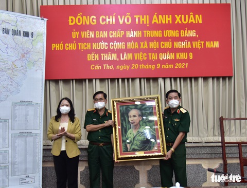Phó chủ tịch nước Võ Thị Ánh Xuân thăm, làm việc tại Quân khu 9 - Ảnh 2. Phó chủ tịch nước Võ Thị Ánh Xuân thăm, làm việc tại Quân khu 9 - Ảnh 2.
