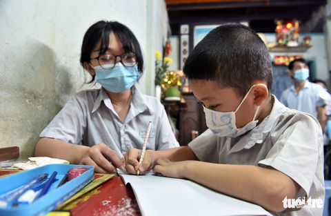 Bí thư Nguyễn Văn Nên: Năm nay bác thay cha tặng quà Trung thu cho con! - Ảnh 3. Bí thư Nguyễn Văn Nên: Năm nay bác thay cha tặng quà Trung thu cho con! - Ảnh 3.