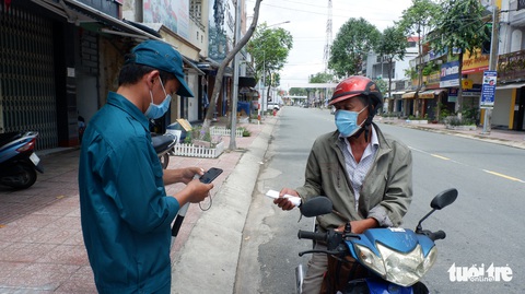 Long An trở lại chỉ thị 15, người tiêm đủ vắc xin được đi lại trong tỉnh - Ảnh 1. Long An trở lại chỉ thị 15, người tiêm đủ vắc xin được đi lại trong tỉnh - Ảnh 1.