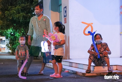 34 em nhỏ nhún nhảy tận hưởng Đêm hội trăng rằm tại Bệnh viện Trưng Vương - Ảnh 9. 34 em nhỏ nhún nhảy tận hưởng Đêm hội trăng rằm tại Bệnh viện Trưng Vương - Ảnh 9.