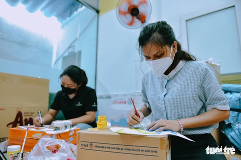 Chị Hằng, chú Cuội trong bộ đồ bảo hộ xanh - Ảnh 3. Chị Hằng, chú Cuội trong bộ đồ bảo hộ xanh - Ảnh 3.