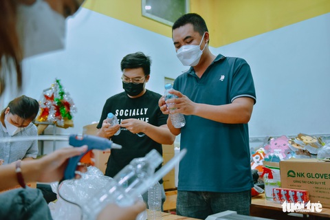 Chị Hằng, chú Cuội trong bộ đồ bảo hộ xanh - Ảnh 5. Chị Hằng, chú Cuội trong bộ đồ bảo hộ xanh - Ảnh 5.