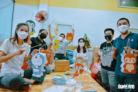 Chị Hằng, chú Cuội trong bộ đồ bảo hộ xanh - Ảnh 2. Chị Hằng, chú Cuội trong bộ đồ bảo hộ xanh - Ảnh 2.