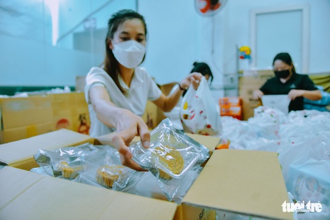 Chị Hằng, chú Cuội trong bộ đồ bảo hộ xanh - Ảnh 8. Chị Hằng, chú Cuội trong bộ đồ bảo hộ xanh - Ảnh 8.