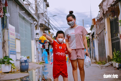 Chị Hằng, chú Cuội trong bộ đồ bảo hộ xanh - Ảnh 16. Chị Hằng, chú Cuội trong bộ đồ bảo hộ xanh - Ảnh 16.