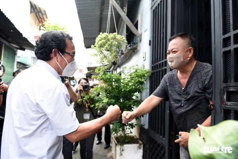 Bí thư Nguyễn Văn Nên: Năm nay bác thay cha tặng quà Trung thu cho con! - Ảnh 2. Bí thư Nguyễn Văn Nên: Năm nay bác thay cha tặng quà Trung thu cho con! - Ảnh 2.