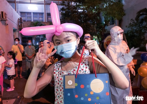 34 em nhỏ nhún nhảy tận hưởng Đêm hội trăng rằm tại Bệnh viện Trưng Vương - Ảnh 10. 34 em nhỏ nhún nhảy tận hưởng Đêm hội trăng rằm tại Bệnh viện Trưng Vương - Ảnh 10.