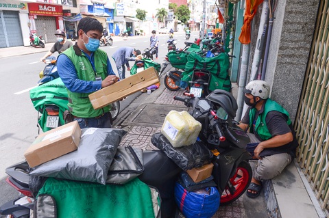 Quá tải xét nghiệm shipper, cần nới thêm điều kiện? - Ảnh 1. Quá tải xét nghiệm shipper, cần nới thêm điều kiện? - Ảnh 1.