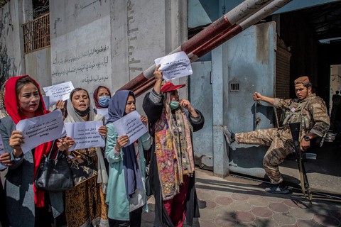 Taliban không cho phụ nữ đặt chân tới trụ sở công quyền - Ảnh 1. Taliban không cho phụ nữ đặt chân tới trụ sở công quyền - Ảnh 1.