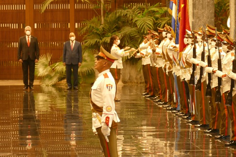 Chủ tịch nước Nguyễn Xuân Phúc: Việt Nam - Cuba đoàn kết, nhất định thắng - Ảnh 3. Chủ tịch nước Nguyễn Xuân Phúc: Việt Nam - Cuba đoàn kết, nhất định thắng - Ảnh 3.