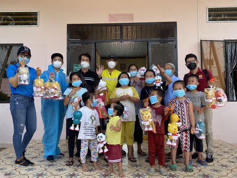 Những chàng trai hớt tóc làm bánh trung thu tặng trẻ em khó khăn - Ảnh 4. Những chàng trai hớt tóc làm bánh trung thu tặng trẻ em khó khăn - Ảnh 4.