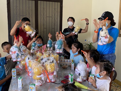Những chàng trai hớt tóc làm bánh trung thu tặng trẻ em khó khăn - Ảnh 3. Những chàng trai hớt tóc làm bánh trung thu tặng trẻ em khó khăn - Ảnh 3.