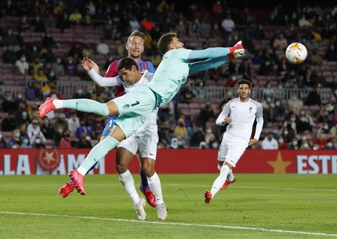 Sao trẻ lập công phút 90 cứu Barca thoát thua trước Granada - Ảnh 3. Sao trẻ lập công phút 90 cứu Barca thoát thua trước Granada - Ảnh 3.