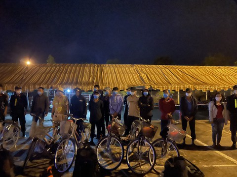 12 ngư dân đạp xe hơn 1.000km từ Nam Định về Kiên Giang, bị kẹt ở Đắk Nông - Ảnh 2. 12 ngư dân đạp xe hơn 1.000km từ Nam Định về Kiên Giang, bị kẹt ở Đắk Nông - Ảnh 2.