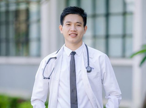 Vừa tham gia phụ mổ xong, chàng bác sĩ trẻ vội đi hiến tiểu cầu cứu người - Ảnh 1. Vừa tham gia phụ mổ xong, chàng bác sĩ trẻ vội đi hiến tiểu cầu cứu người - Ảnh 1.