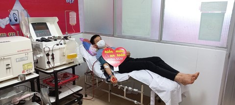 Vừa tham gia phụ mổ xong, chàng bác sĩ trẻ vội đi hiến tiểu cầu cứu người - Ảnh 2. Vừa tham gia phụ mổ xong, chàng bác sĩ trẻ vội đi hiến tiểu cầu cứu người - Ảnh 2.